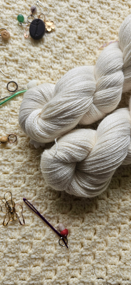 Ufarvet Alpaka Silk Lace
