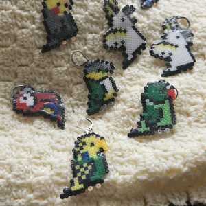 Åbne maskemarkører der ligner papegøjer og er lavet af Hama Mini Perler. Der er en nymfeparakit, en blå og grøn undulat, en triton kakadue, en lyserød ara, en caique og en grøn alexanderparakit