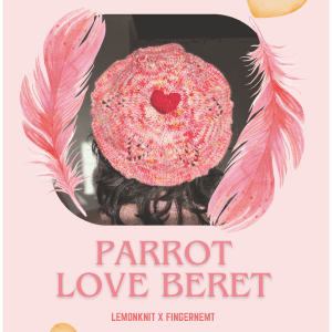 Forside til opskriften Parrot Love Beret, som viser en pink baggrund med fjer, hjerter og et billede af beretten i midten. Beretten er lyserød med et hjertehulmønster og en hjerte tut.