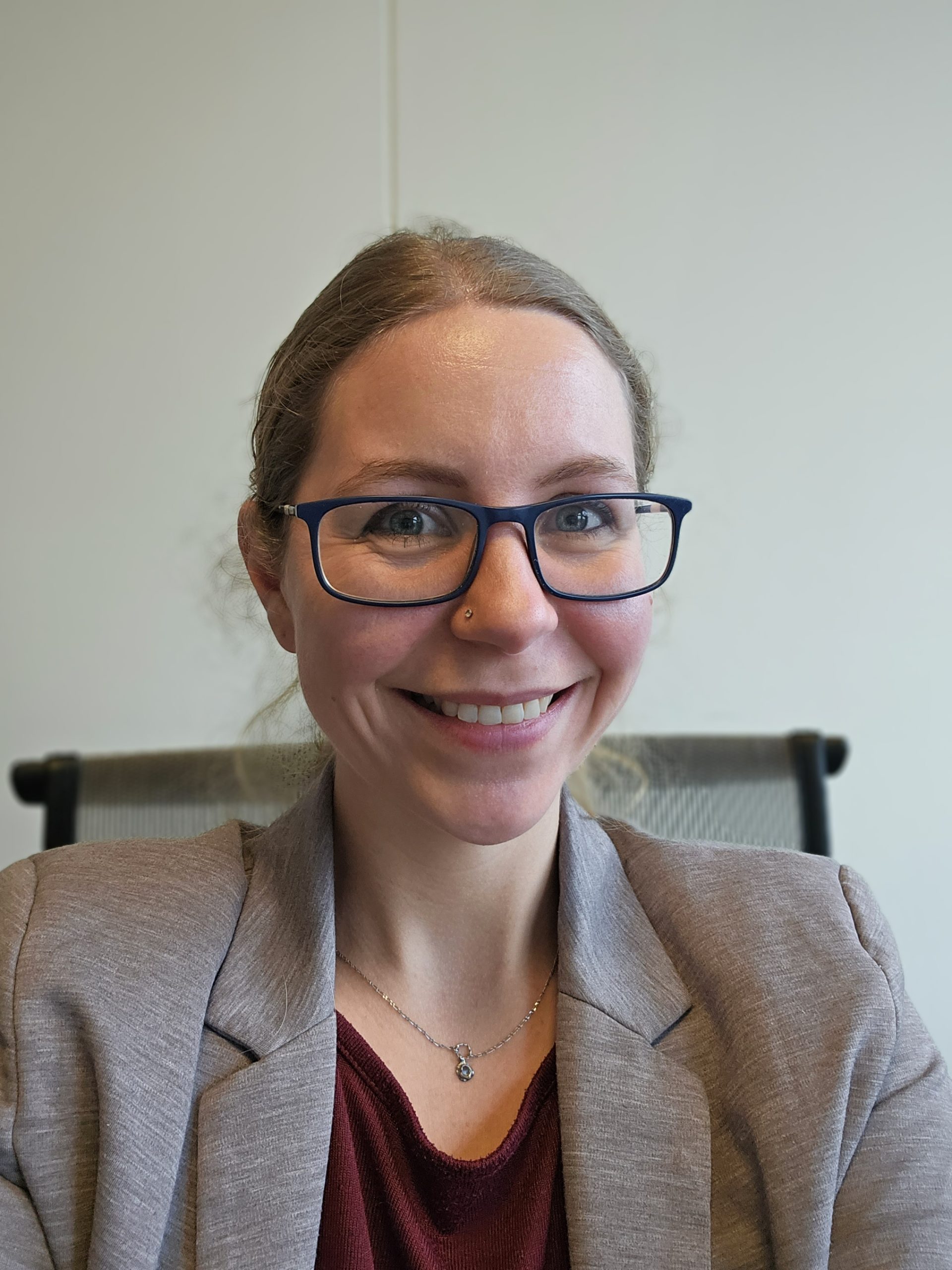Håndfarvet strømpegarn i primært sort, med en en regnbue på den ene side